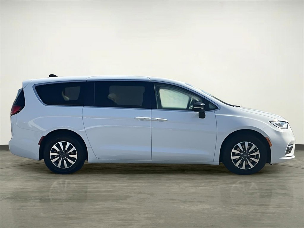 Used 2024 Chrysler Pacifica Select image 13