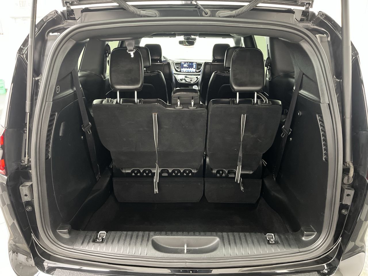 Used 2025 Chrysler Pacifica Select FWD image 27