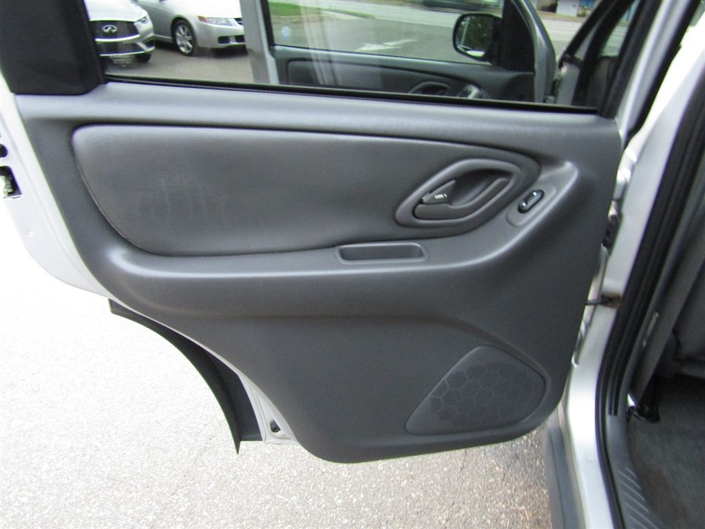 Used 2005 MAZDA Tribute I FWD image 19