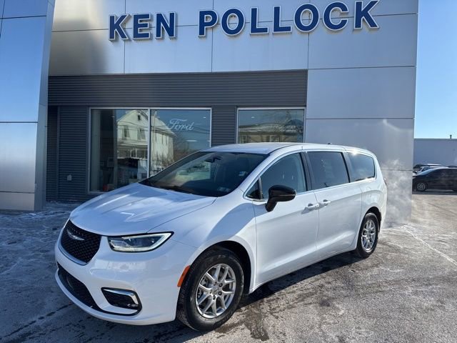 Used 2024 Chrysler Pacifica Touring-L image 2