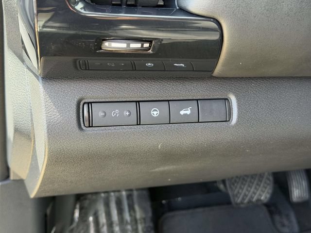 Used 2025 Nissan Pathfinder SV FWD image 25