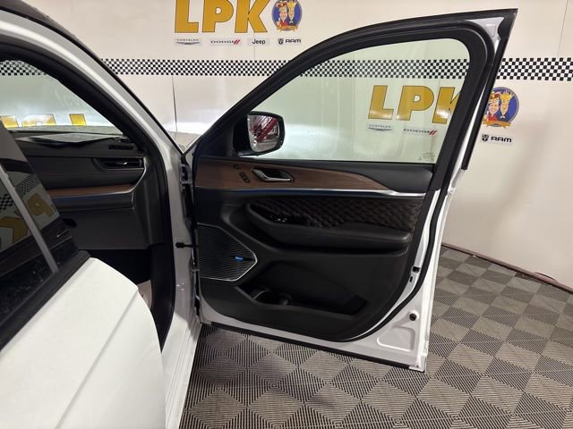 Used 2022 Jeep Grand Cherokee Summit w/ Luxury Tech Group V image 25