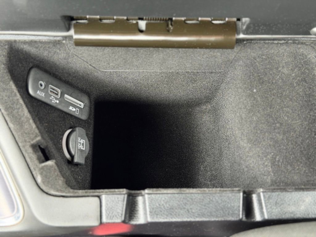 Used 2016 Dodge Challenger SXT image 17