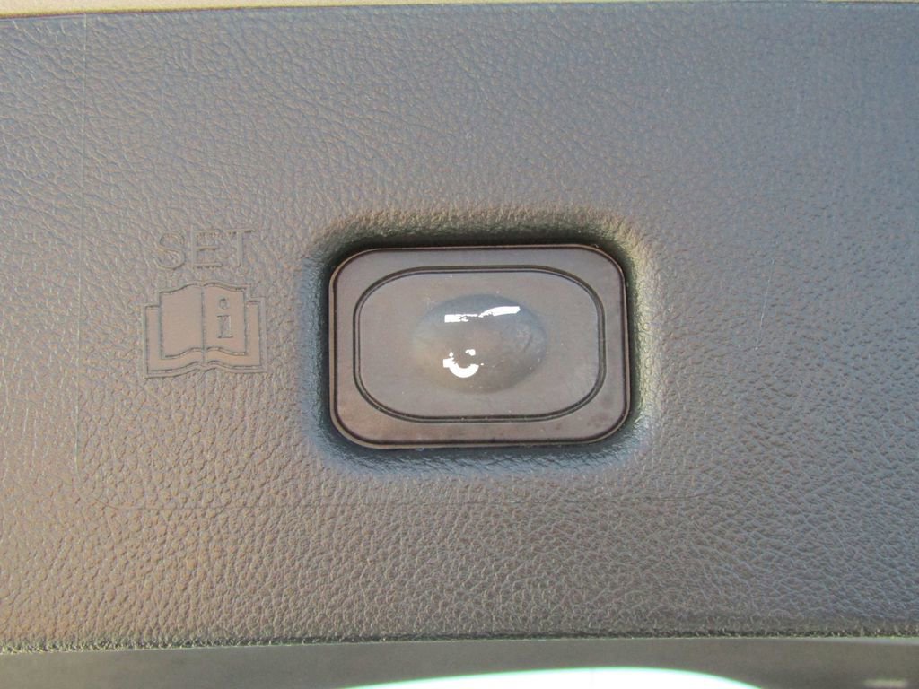 Used 2021 Lincoln Nautilus Reserve w/ Equipment Group 201A image 9