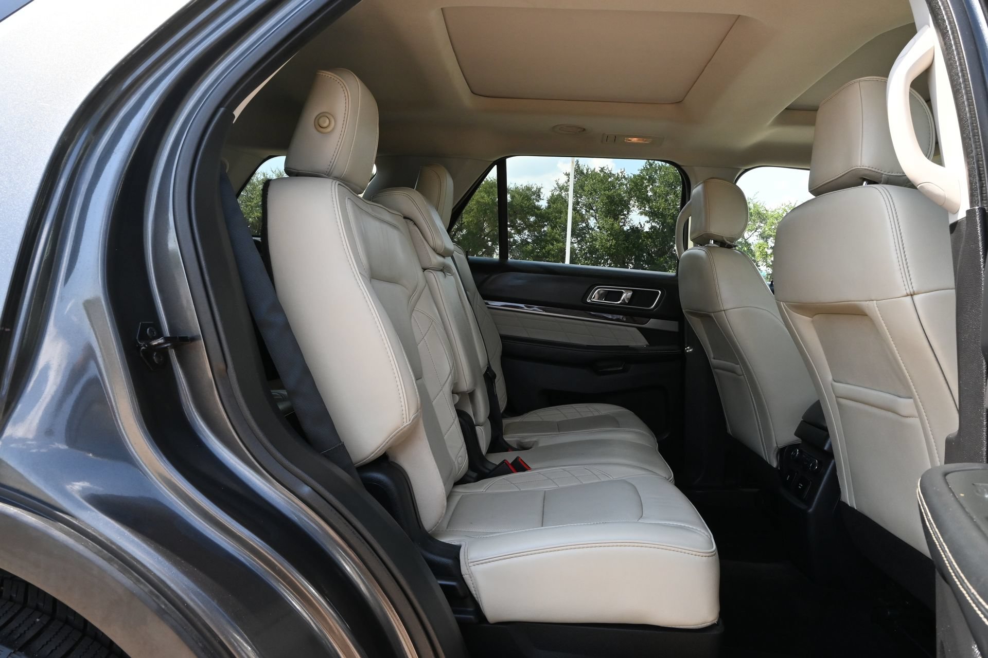 Used 2017 Ford Explorer Platinum AWD/4WD image 24