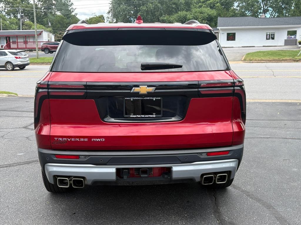 Used 2025 Chevrolet Traverse LT w/ Driver Confidence Package AWD/4WD image 4
