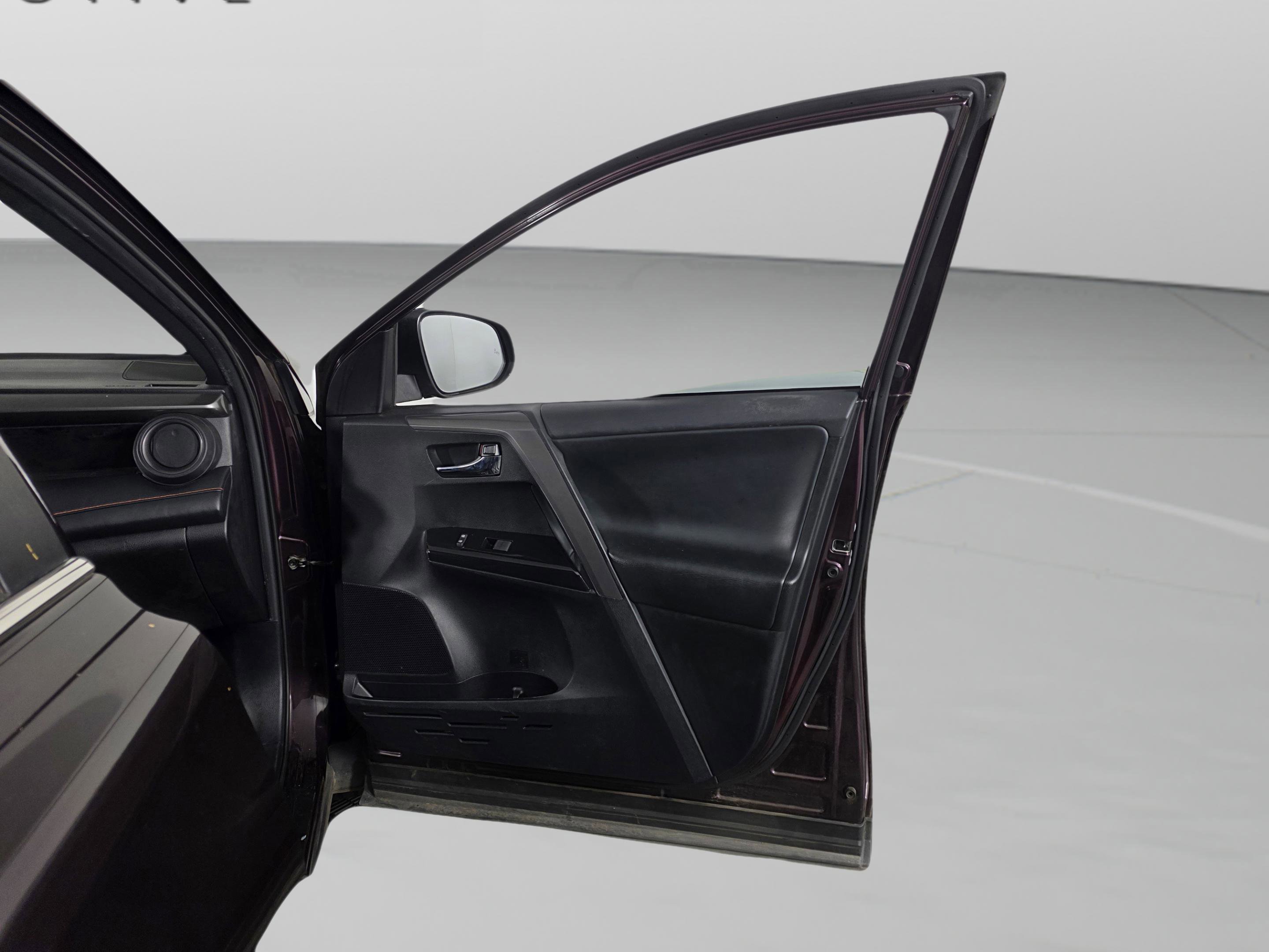 Used 2018 Toyota RAV4 SE image 28