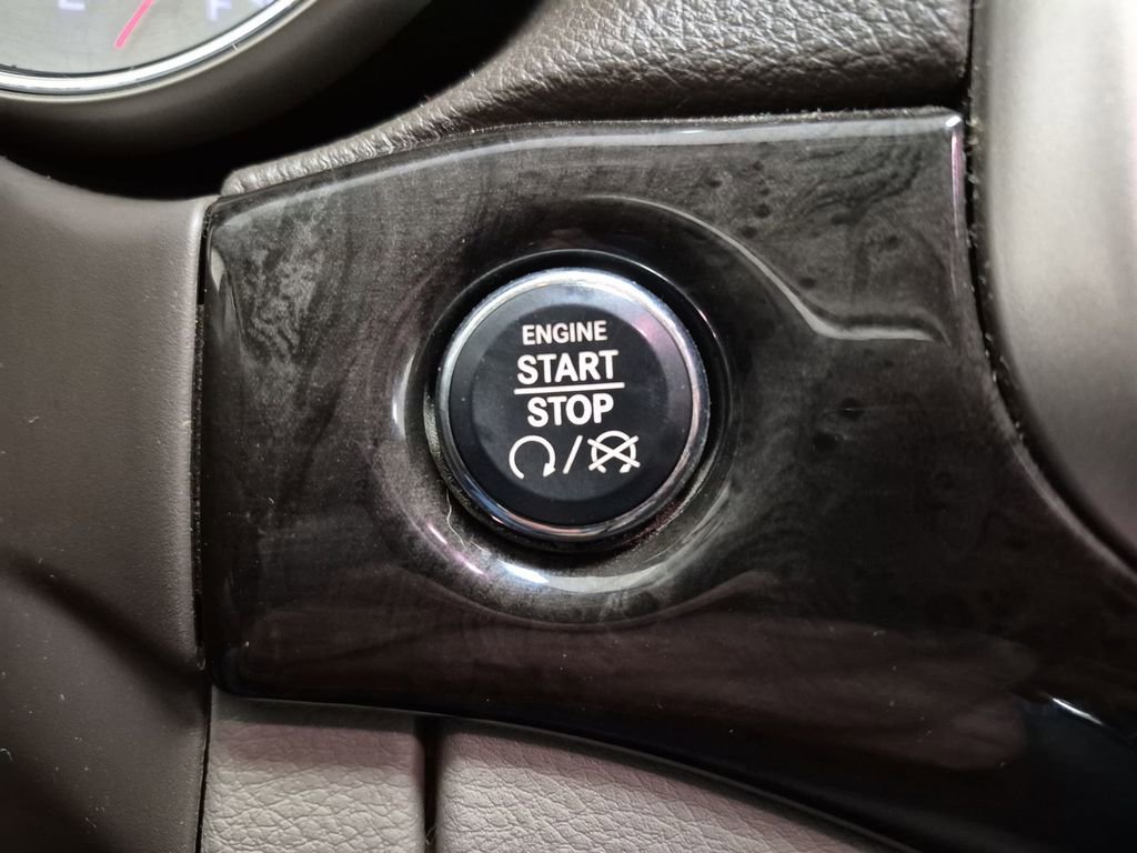 Used 2012 Jeep Grand Cherokee Laredo w/ Laredo E Group image 17