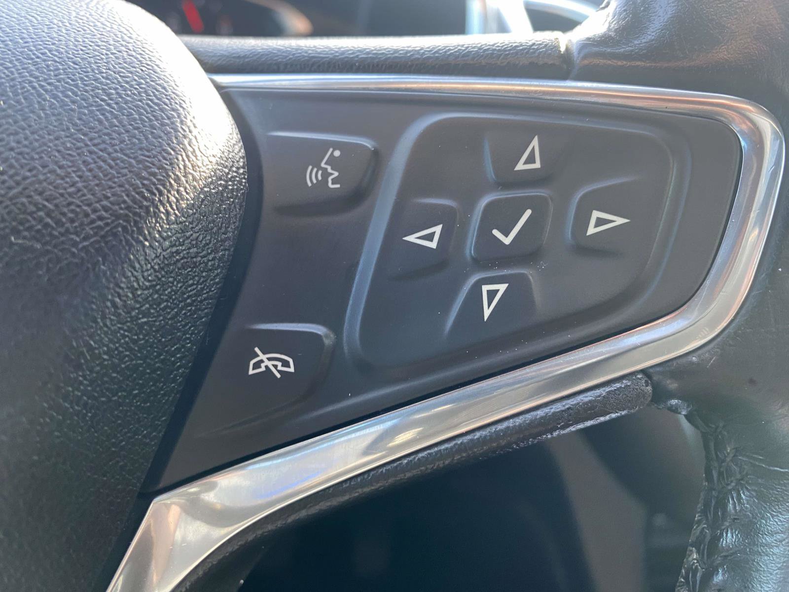 Used 2020 Chevrolet Equinox LT w/ Midnight Edition image 22