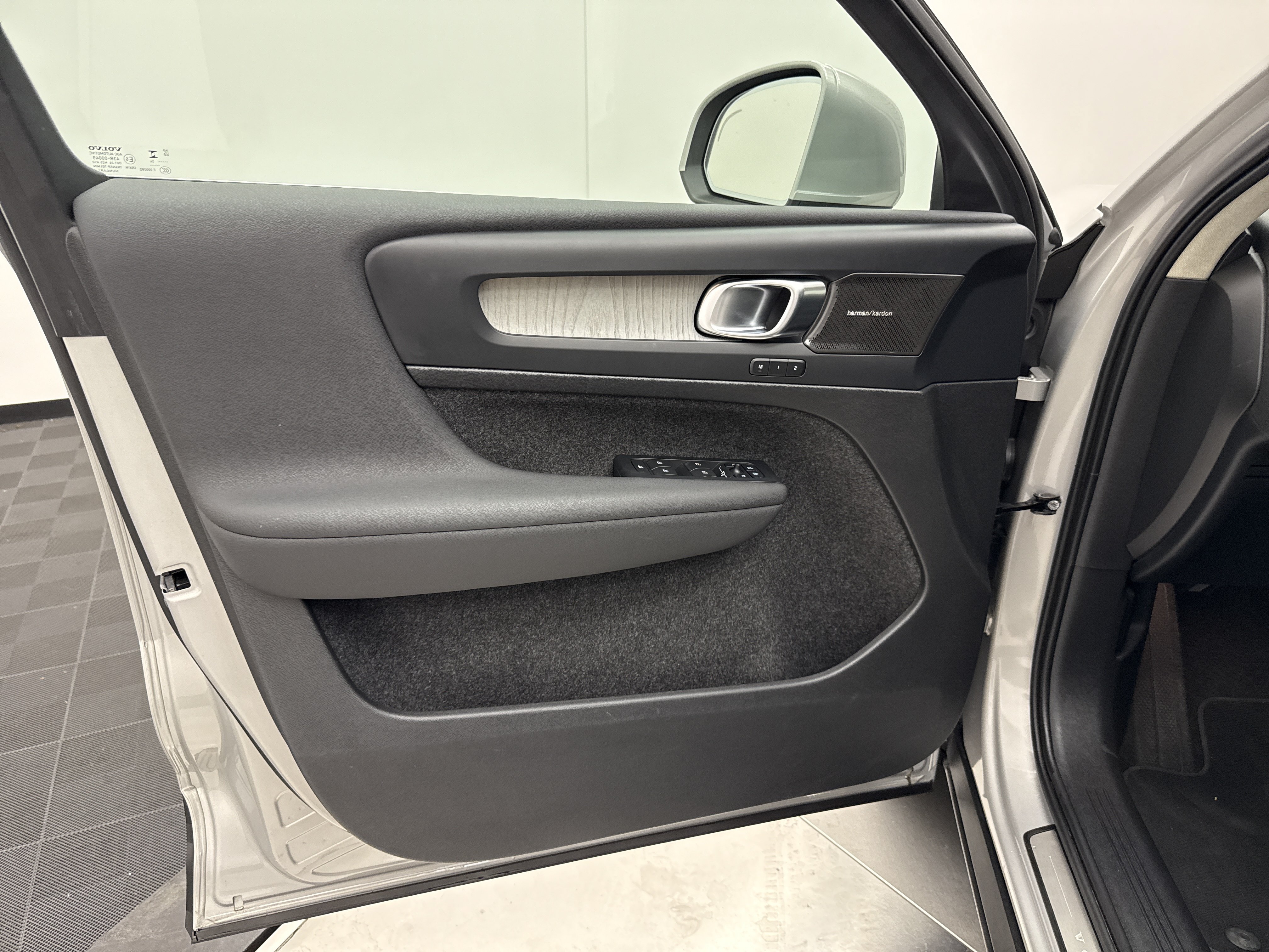 Certified 2024 Volvo XC40 B5 Plus AWD/4WD image 10