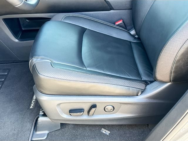 Used 2023 Nissan Pathfinder SL AWD/4WD image 19