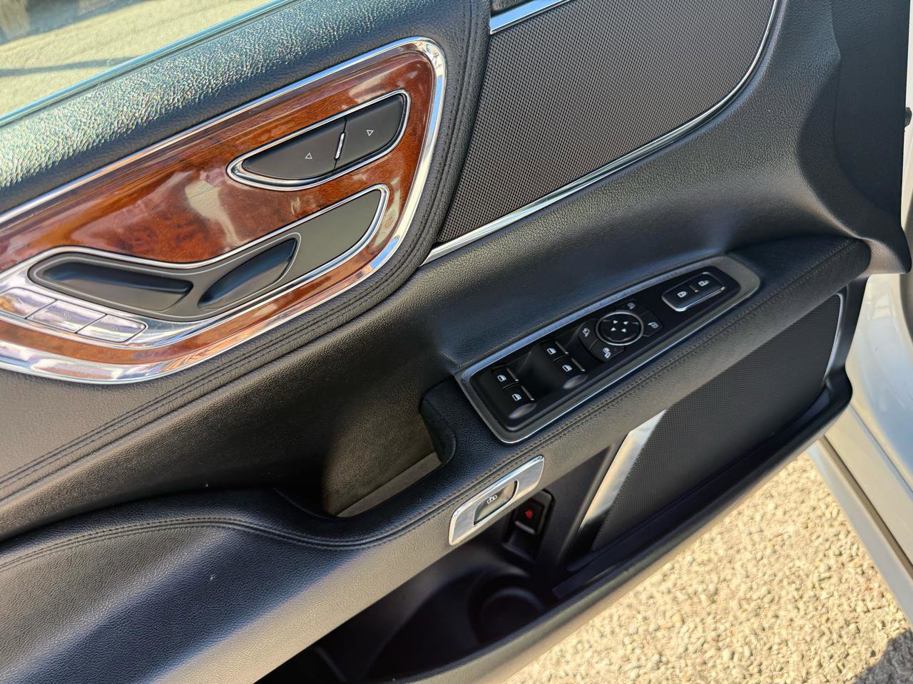 Used 2020 Lincoln Continental image 12