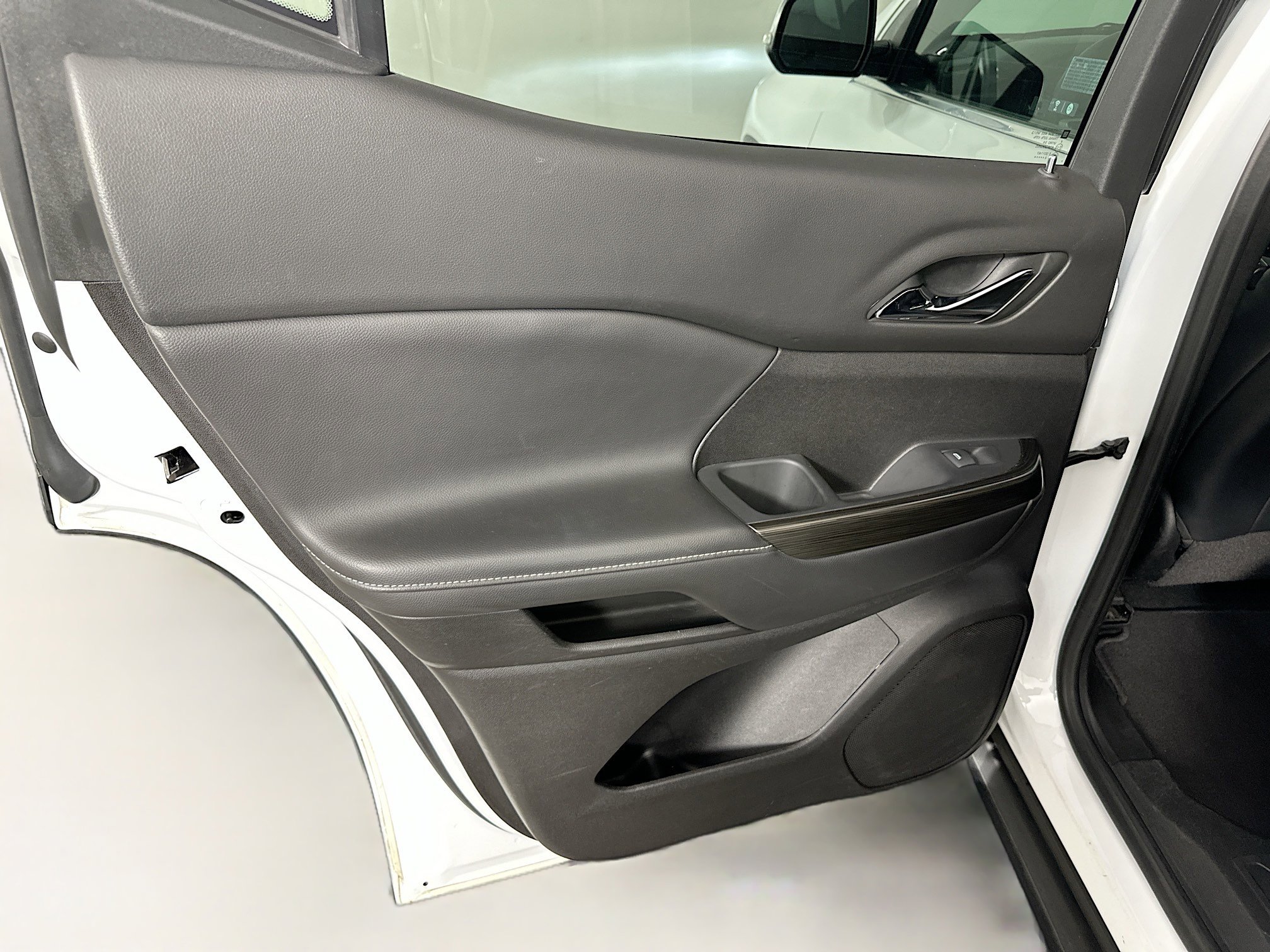 Used 2023 GMC Acadia SLT image 27