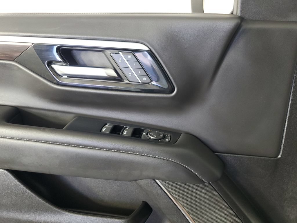 Used 2025 Chevrolet Suburban LT RWD image 26