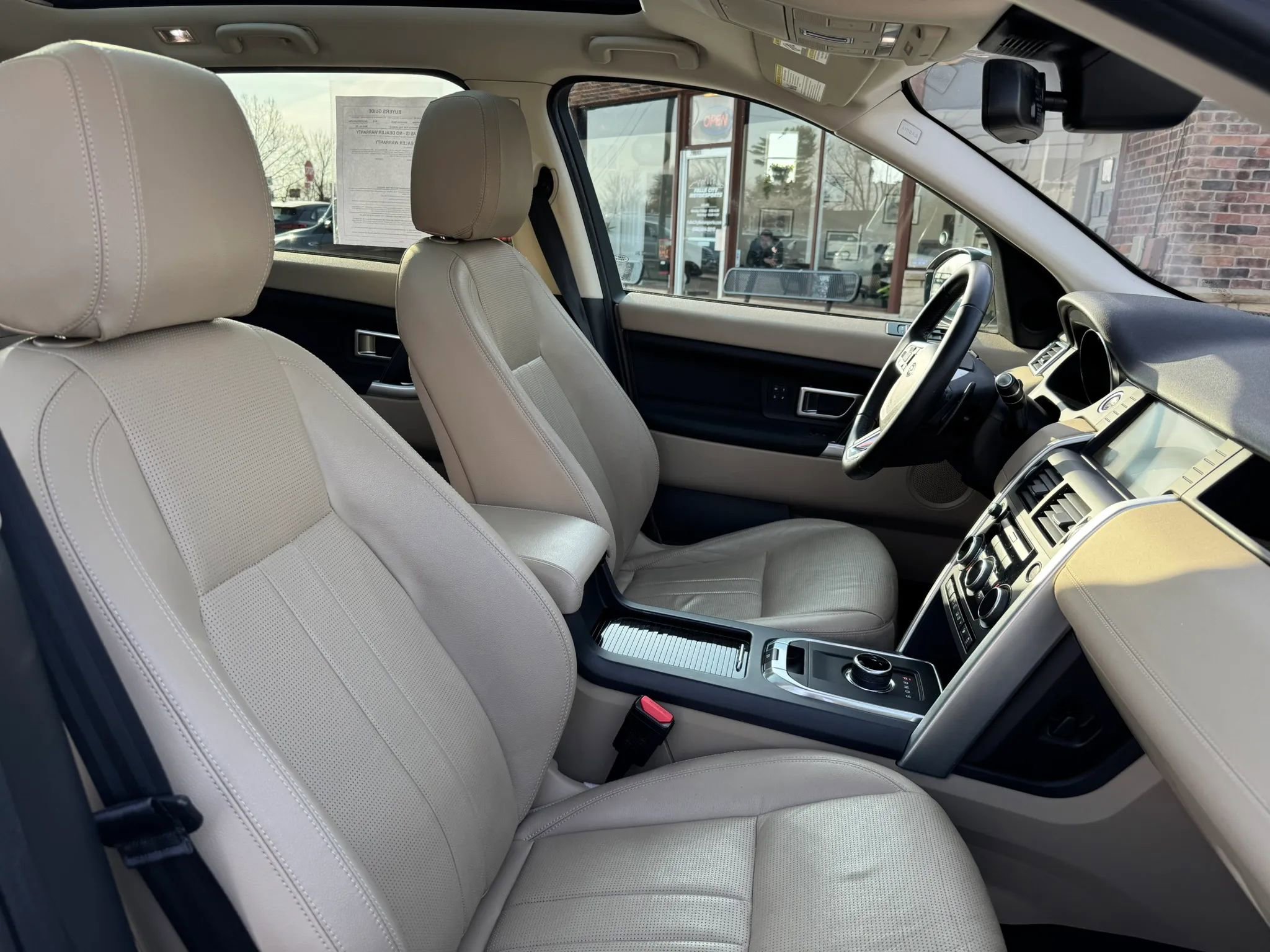 Used 2018 Land Rover Discovery Sport HSE image 47