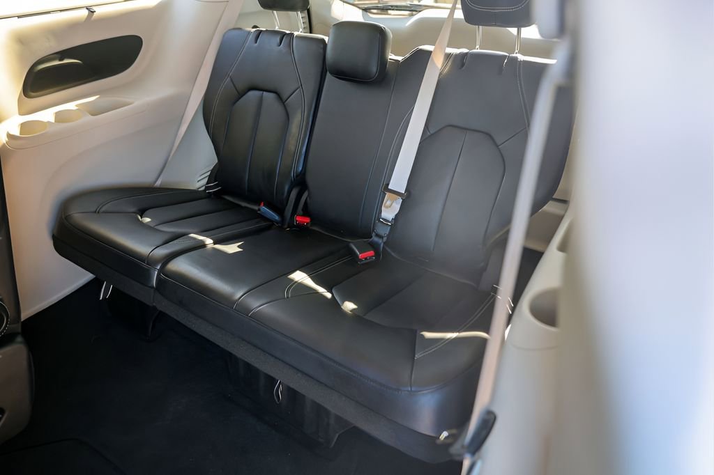 Used 2022 Chrysler Pacifica Touring-L image 29