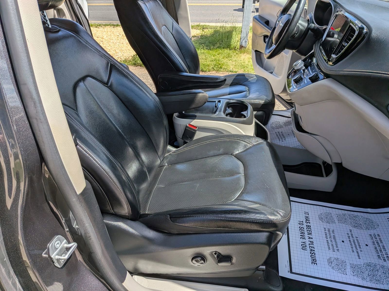 Used 2022 Chrysler Pacifica Touring-L w/ Uconnect Theater Family Group FWD image 48