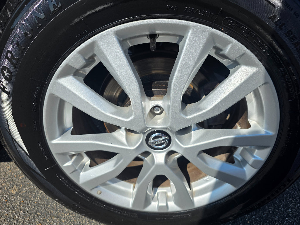 Used 2020 Nissan Rogue SV image 16