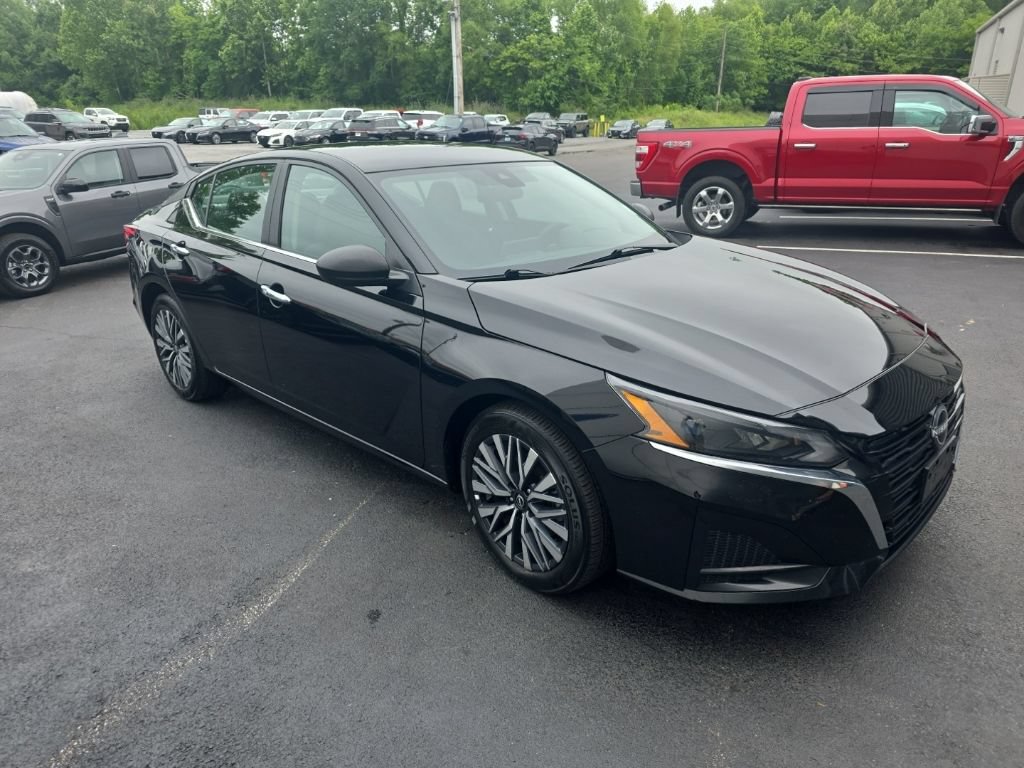 Used 2025 Nissan Altima 2.5 SV FWD image 4