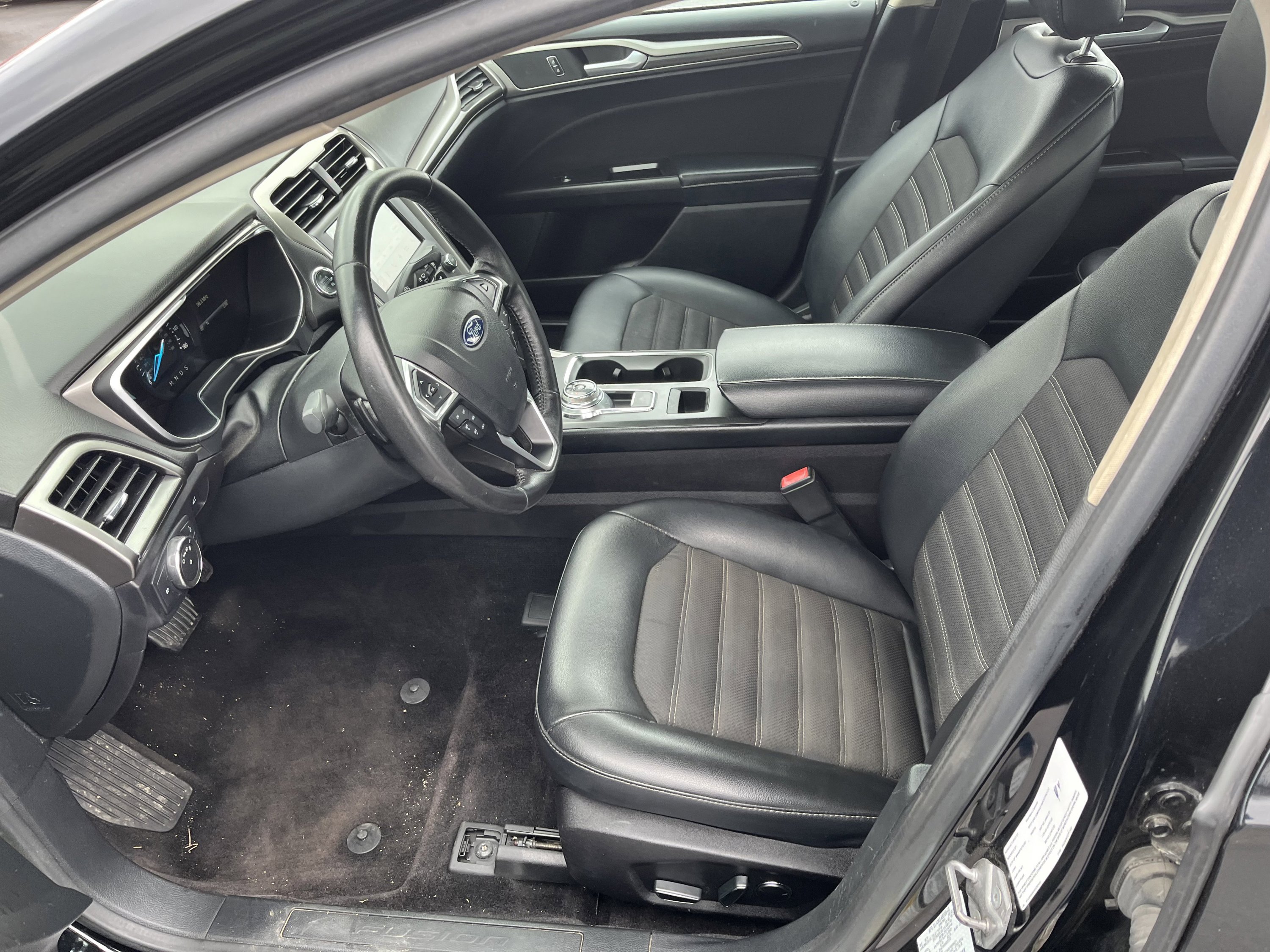 Used 2017 Ford Fusion SE w/ Equipment Group 201A image 11