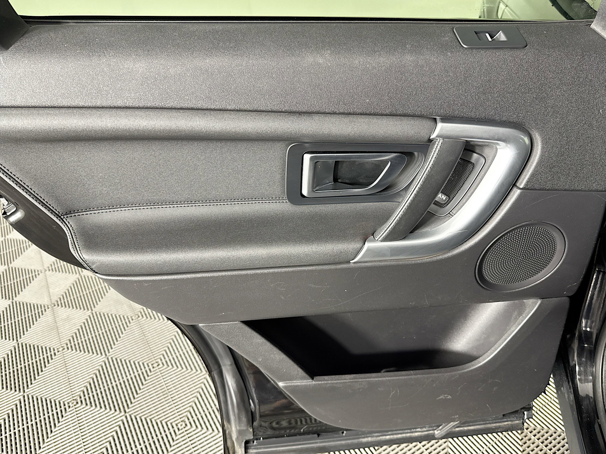 Used 2019 Land Rover Discovery Sport HSE image 25