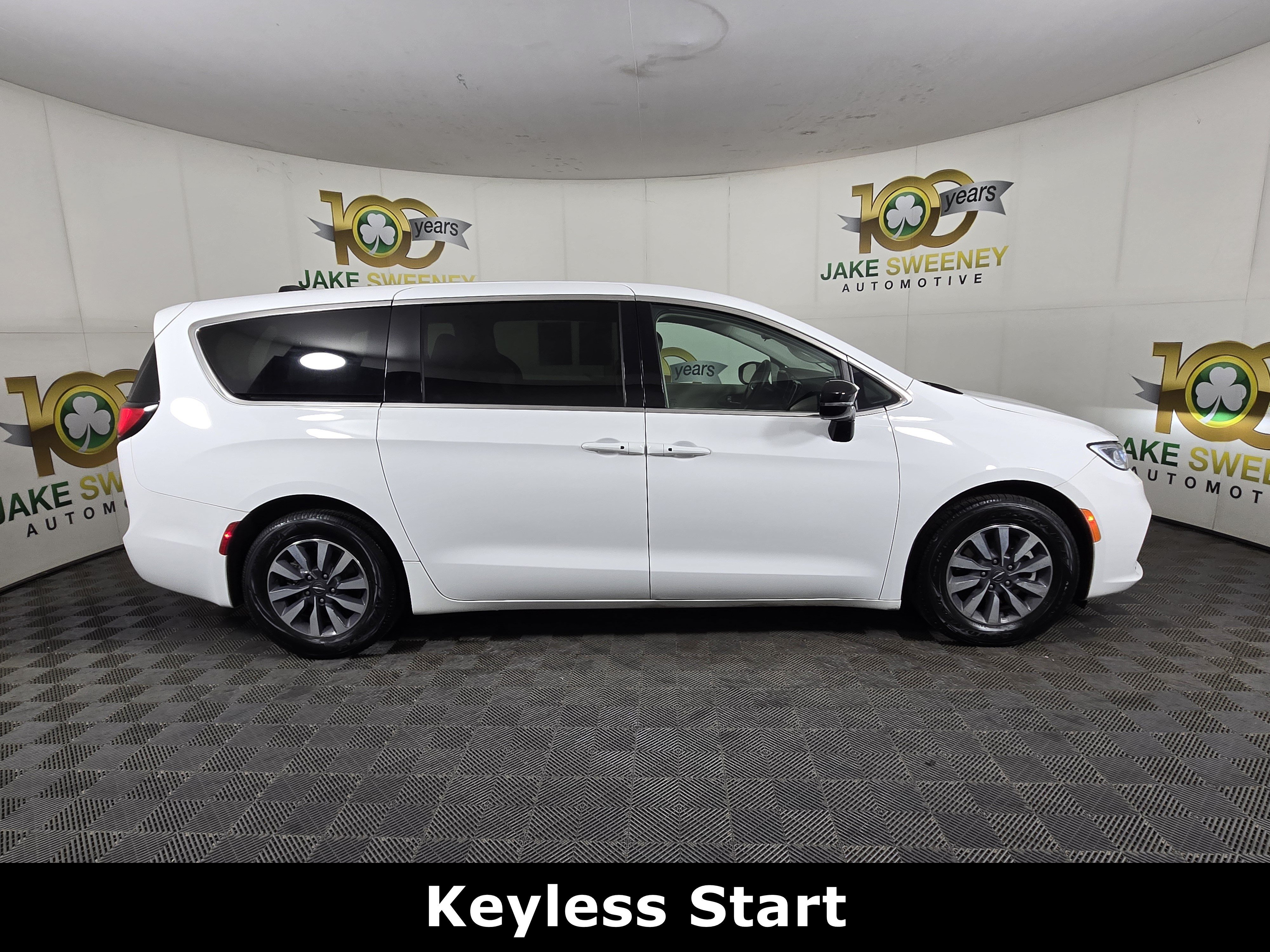 Used 2024 Chrysler Pacifica Limited FWD image 10