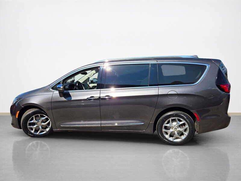 Used 2017 Chrysler Pacifica Limited FWD image 7