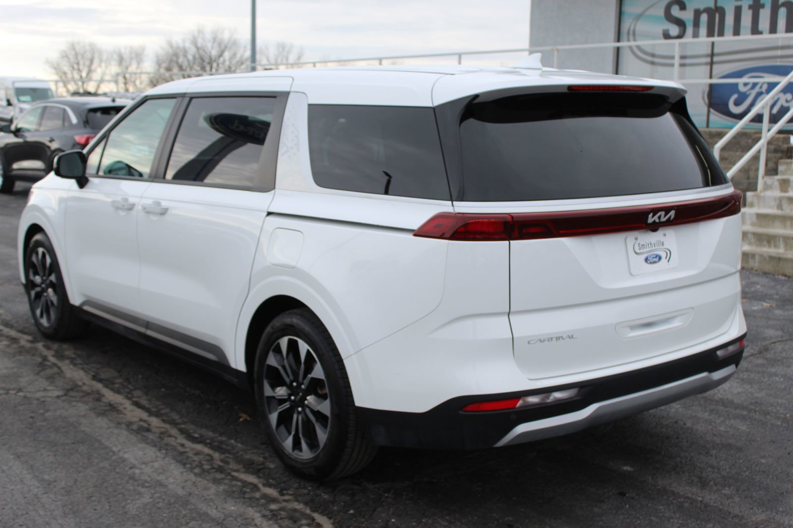 Used 2024 Kia Carnival EX image 5