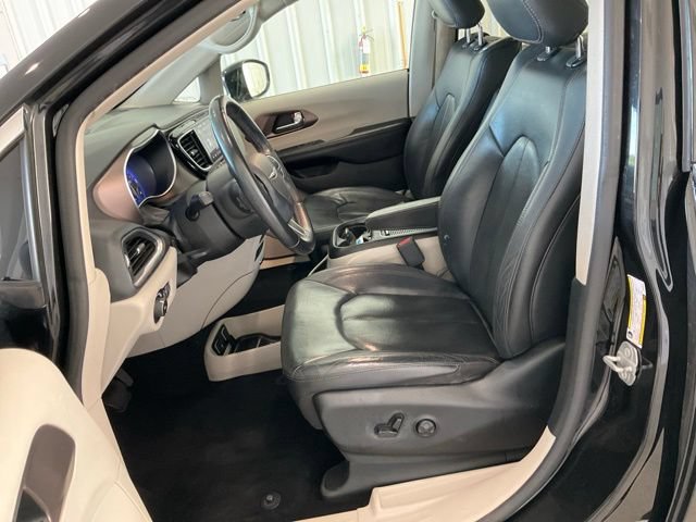 Used 2018 Chrysler Pacifica Touring-L Plus FWD image 2