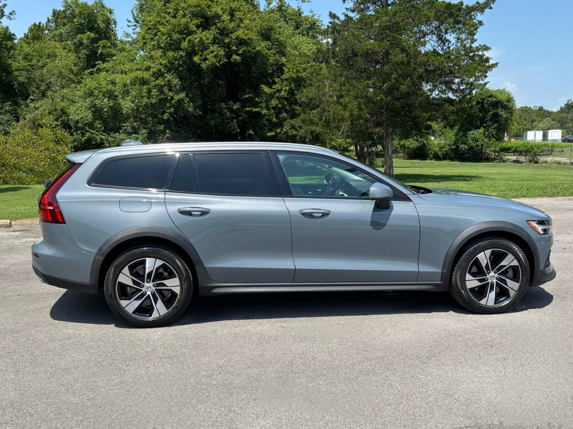 Used 2022 Volvo V60 T5 Cross Country AWD/4WD image 8