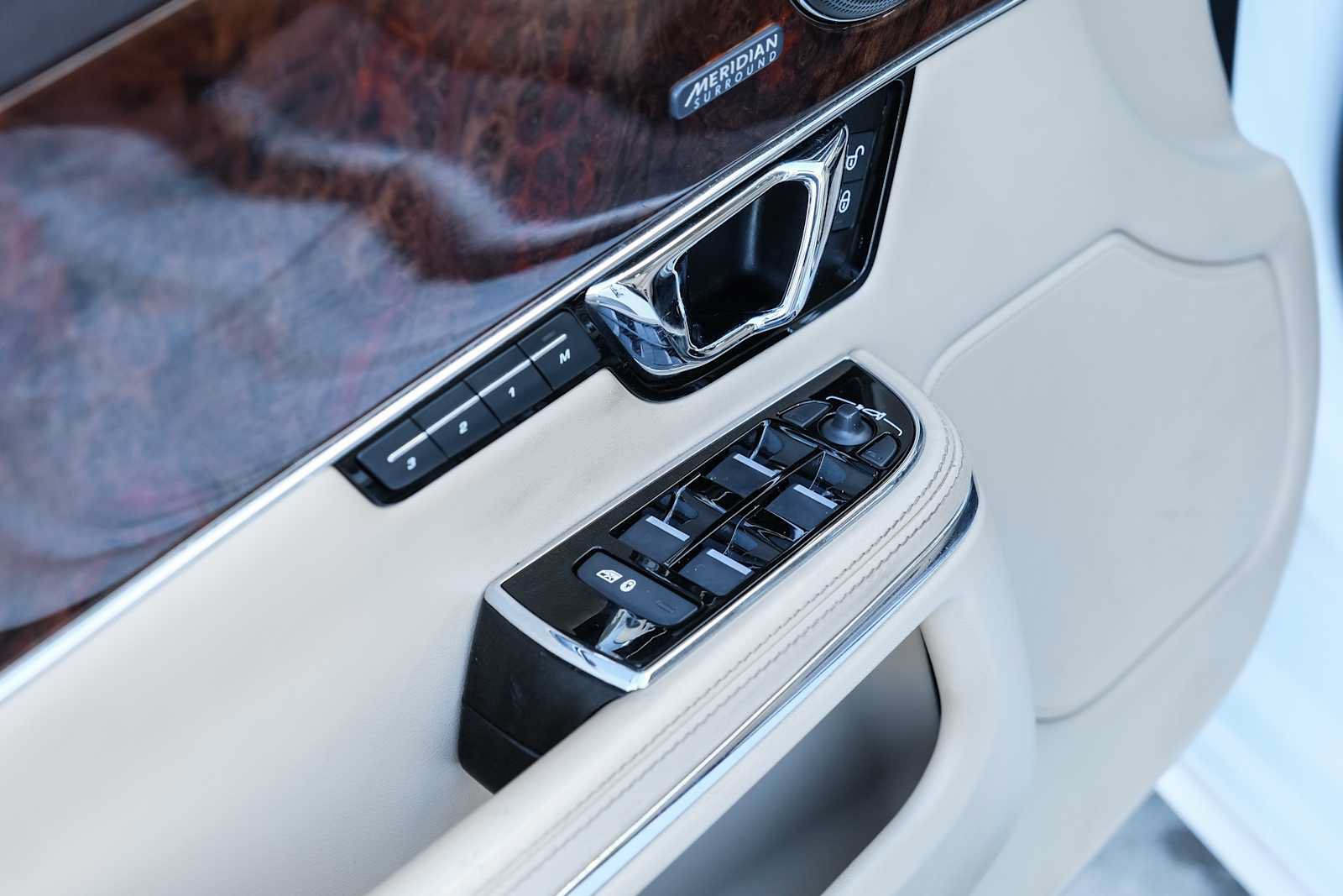 Used 2017 Jaguar XJ R-Sport RWD image 33