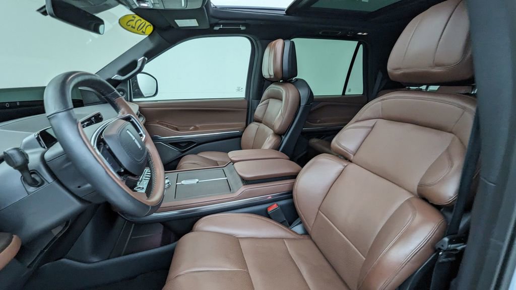 Used 2025 Lincoln Navigator Reserve image 2