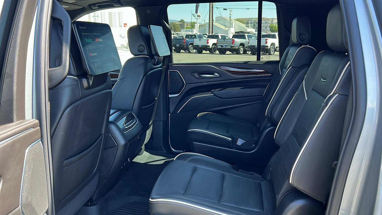 Used 2024 Cadillac Escalade ESV Premium Luxury w/ Performance Package AWD/4WD image 17