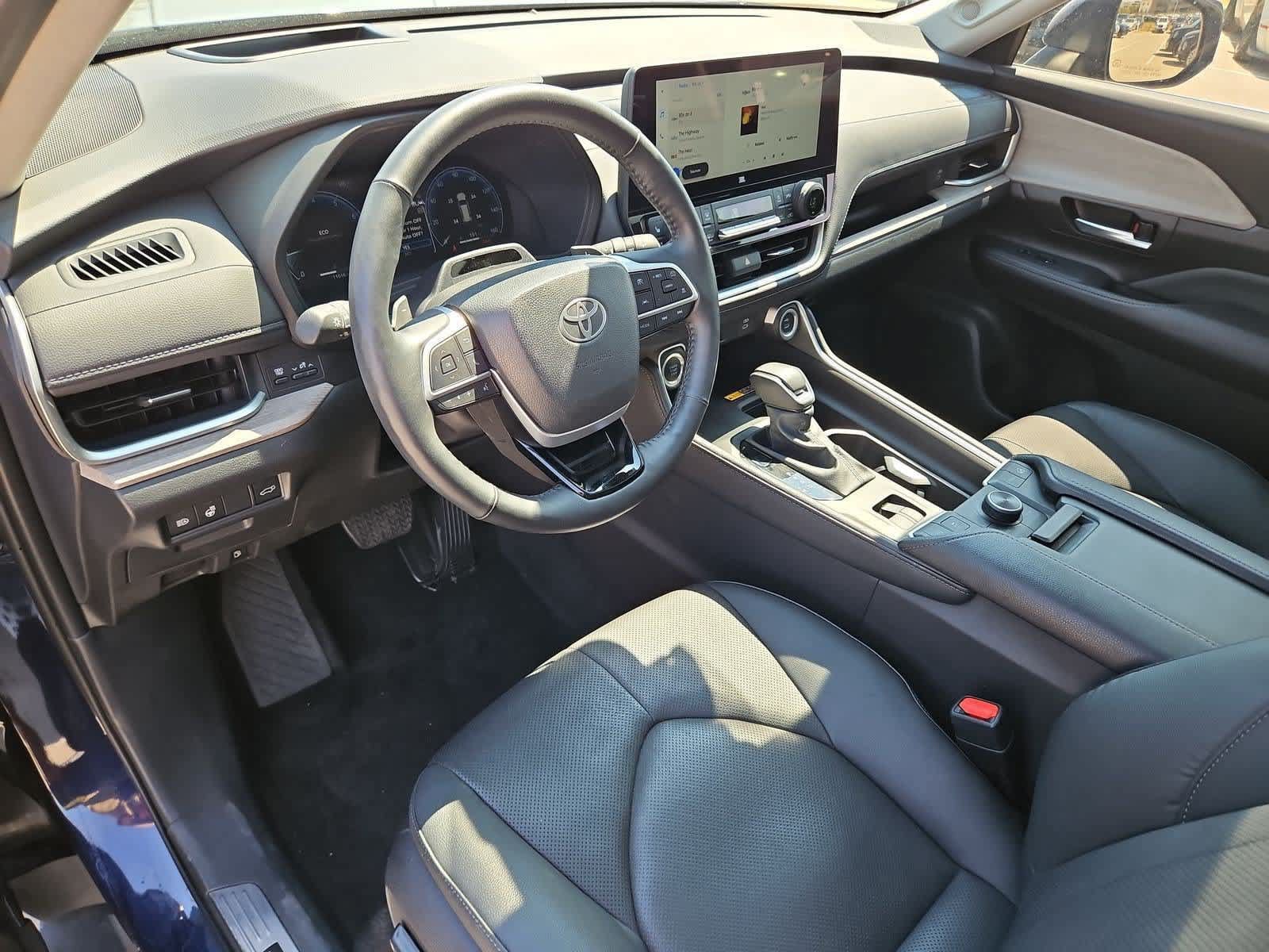 Used 2025 Toyota Grand Highlander AWD image 2