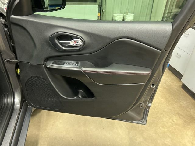 Used 2019 Jeep Cherokee Trailhawk w/ Cold Weather Group image 26