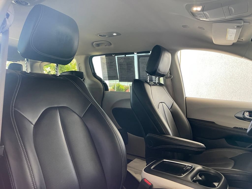 Used 2023 Chrysler Pacifica Touring-L FWD image 17