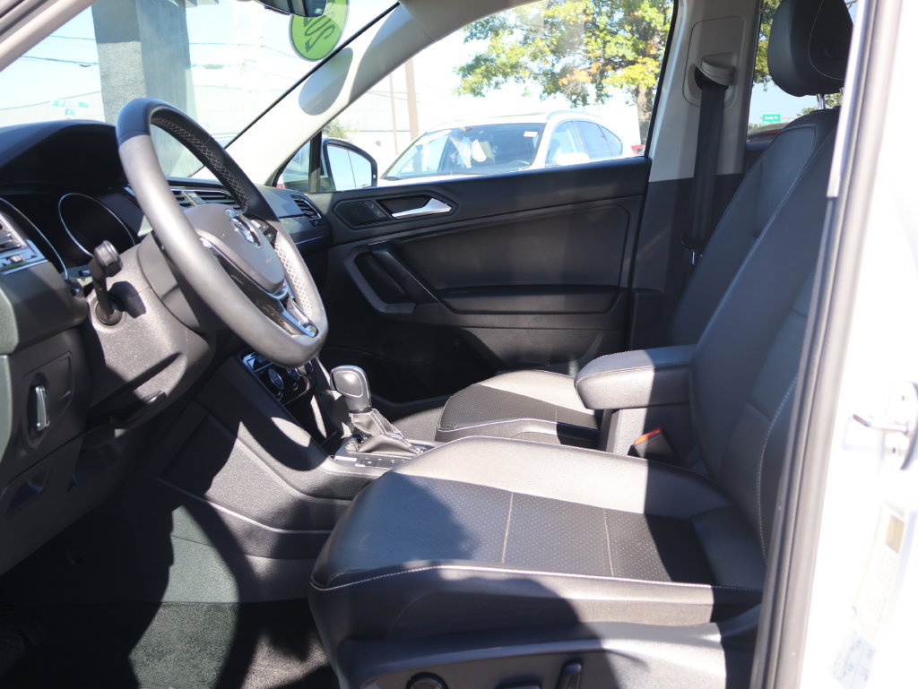 Used 2021 Volkswagen Tiguan SE w/ Panoramic Sunroof Package AWD/4WD image 17