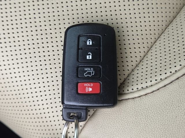 Used 2014 Toyota Highlander Limited w/ Driver Technology Package image 39