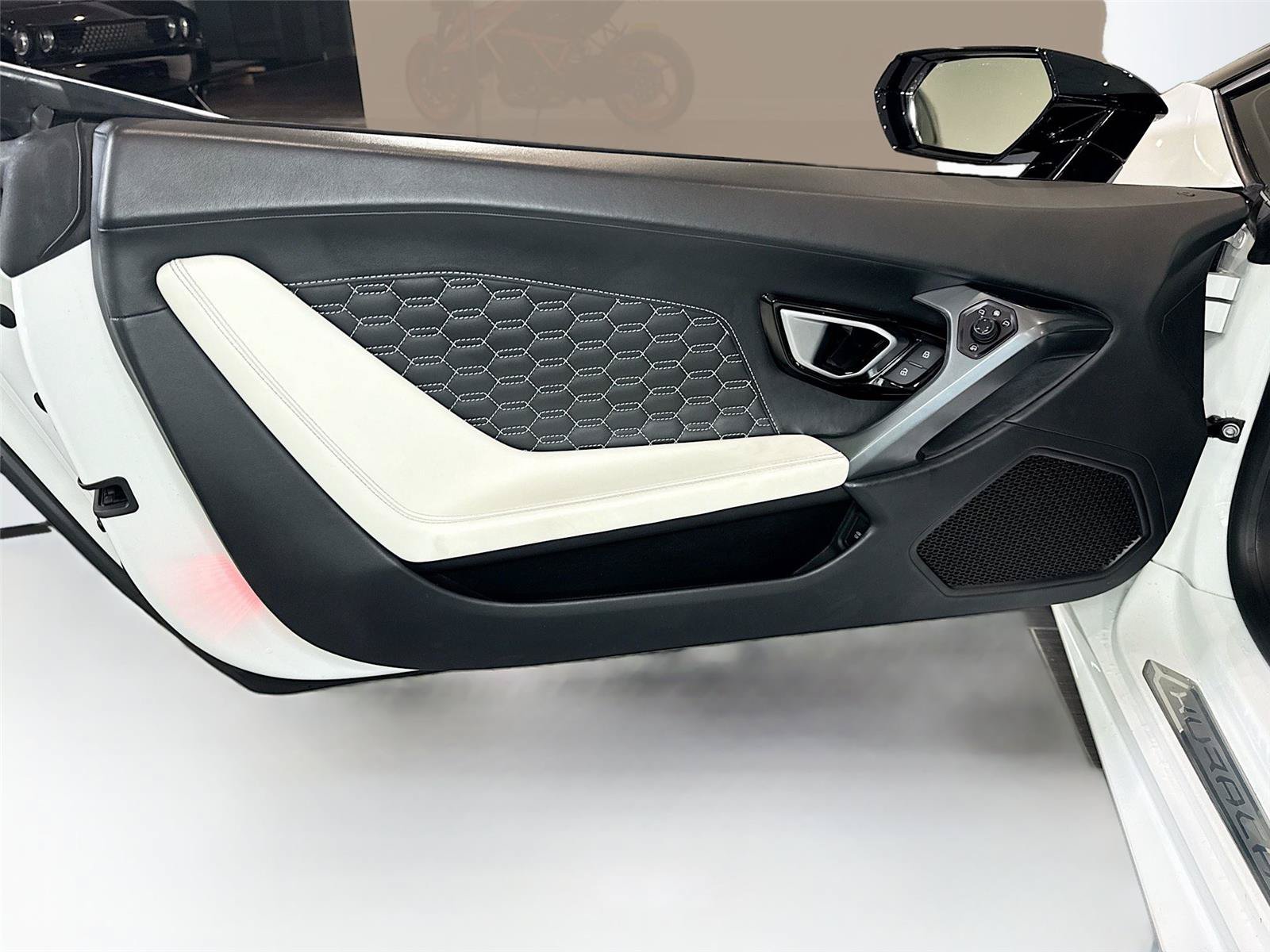 Used 2018 Lamborghini Huracan LP 580-2 RWD image 9