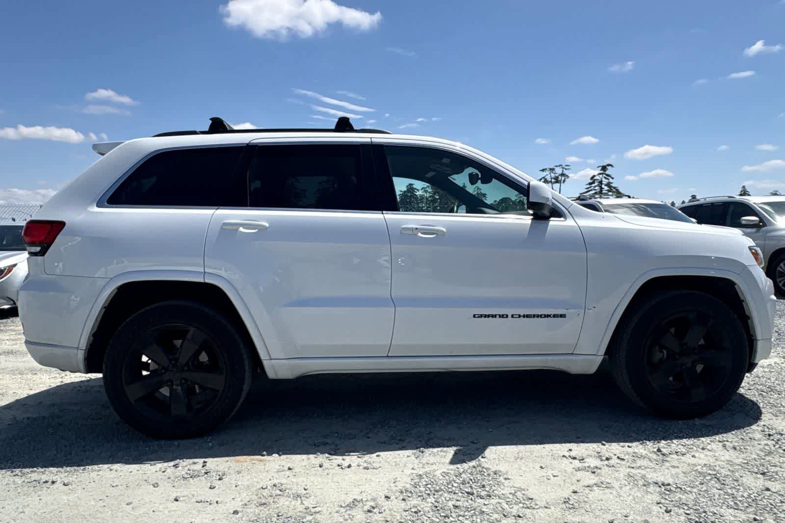 Used 2015 Jeep Grand Cherokee Altitude RWD image 9