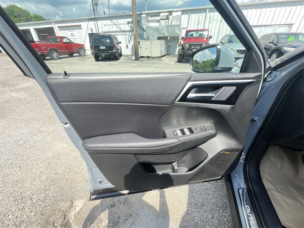 New 2025 Mitsubishi Outlander SE image 13