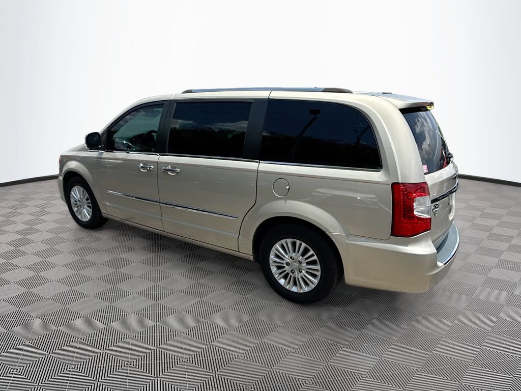 Used 2013 Chrysler Town & Country Limited w/ Luxury Group FWD image 8