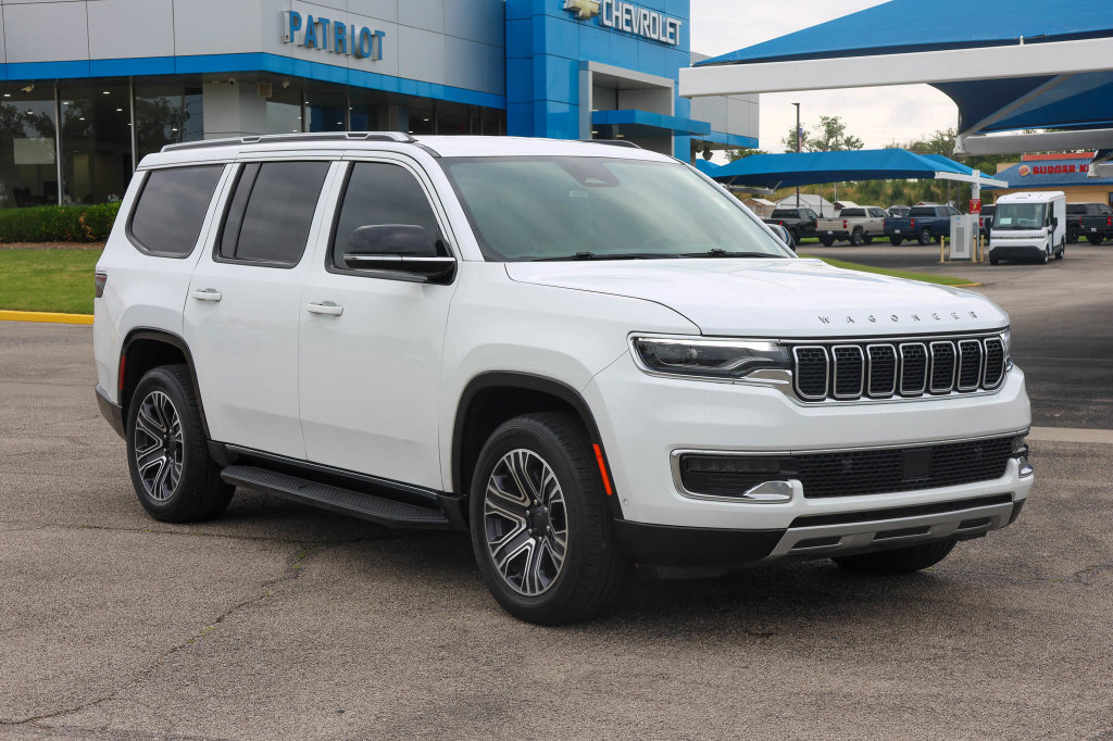 Used 2024 Jeep Wagoneer Series II w/ Flexible Seating Group RWD image 1