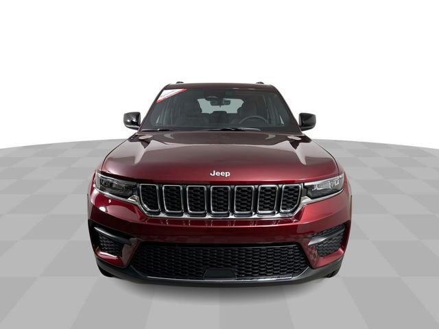 Used 2025 Jeep Grand Cherokee Laredo AWD/4WD image 3