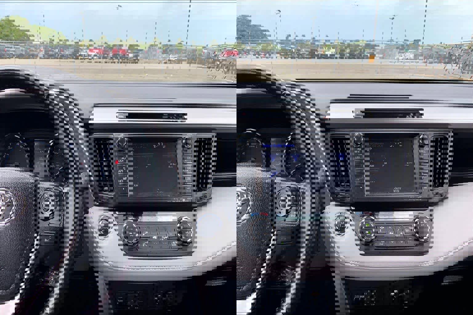 Used 2018 Toyota RAV4 XLE FWD image 7