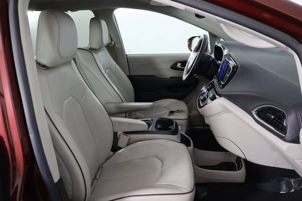Used 2017 Chrysler Pacifica Limited w/ UConnect Theater Package FWD image 18