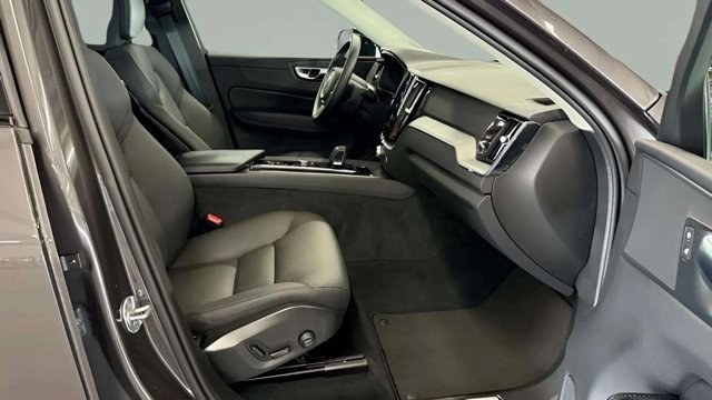 Used 2025 Volvo XC60 B5 Plus image 24