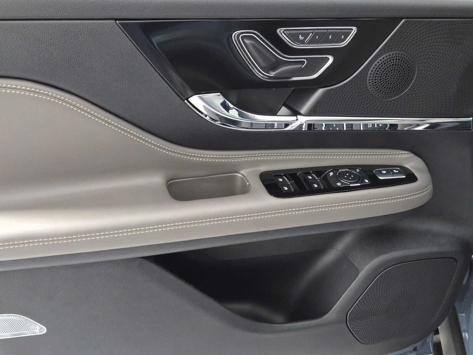 New 2026 Lincoln Corsair Reserve w/ Jet Appearance Package AWD/4WD image 22