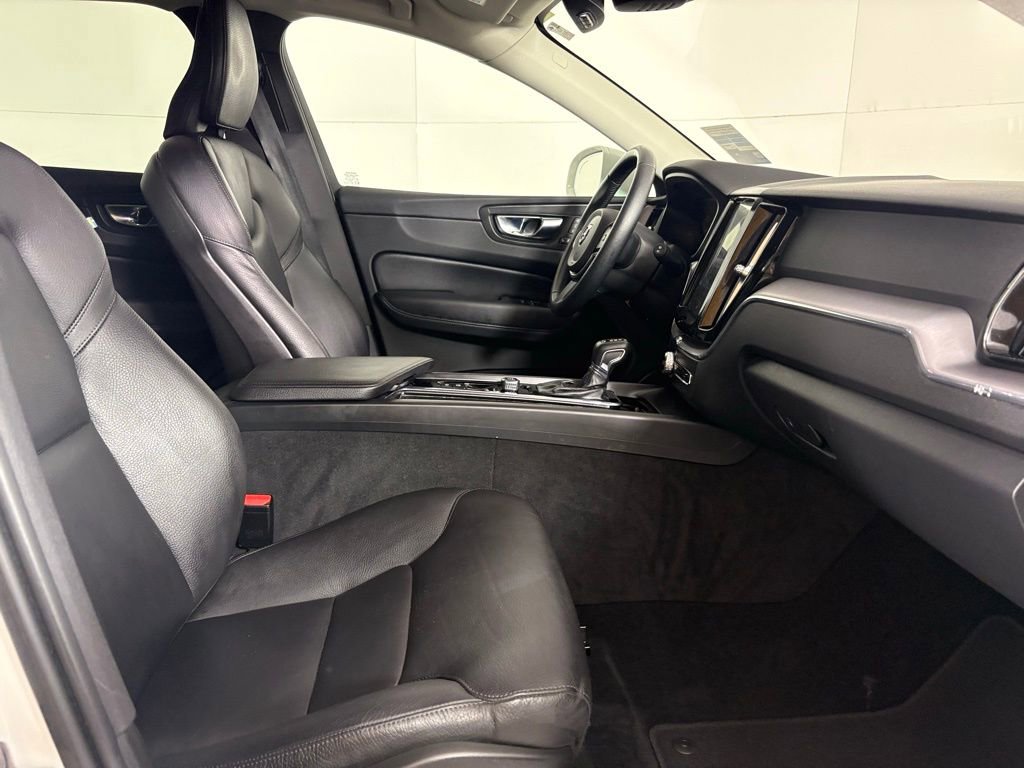 Used 2020 Volvo XC60 T5 Momentum image 13