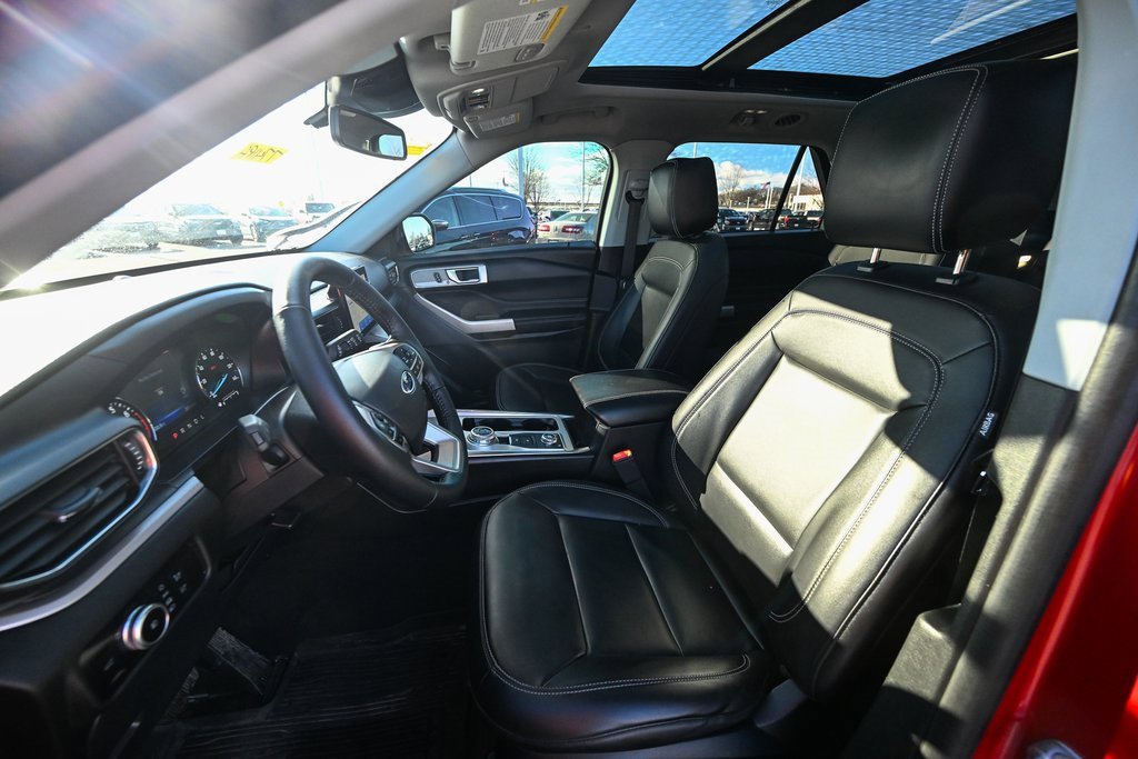 Used 2023 Ford Explorer XLT w/ Equipment Group 202A image 4
